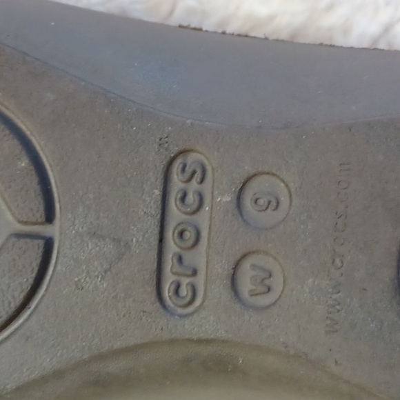 NWOT dressy Crocs, sz 9W, brown with a lizard type design on the front. - Picture 5 of 8